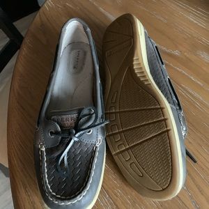 Leather boat shoes